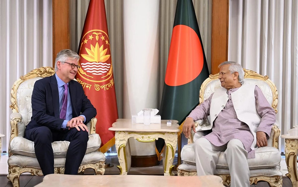 UN Under-Secretary-General for Peace Operations Jean-Pierre Lacroix met with Chief Adviser Professor Muhammad Yunus today at the State Guest House Jamuna on 20 April 2025.