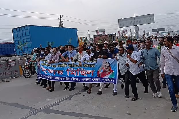 Awami League leaders and activists organise a flash procession at the zero point area of Khulna city on Sunday morning.