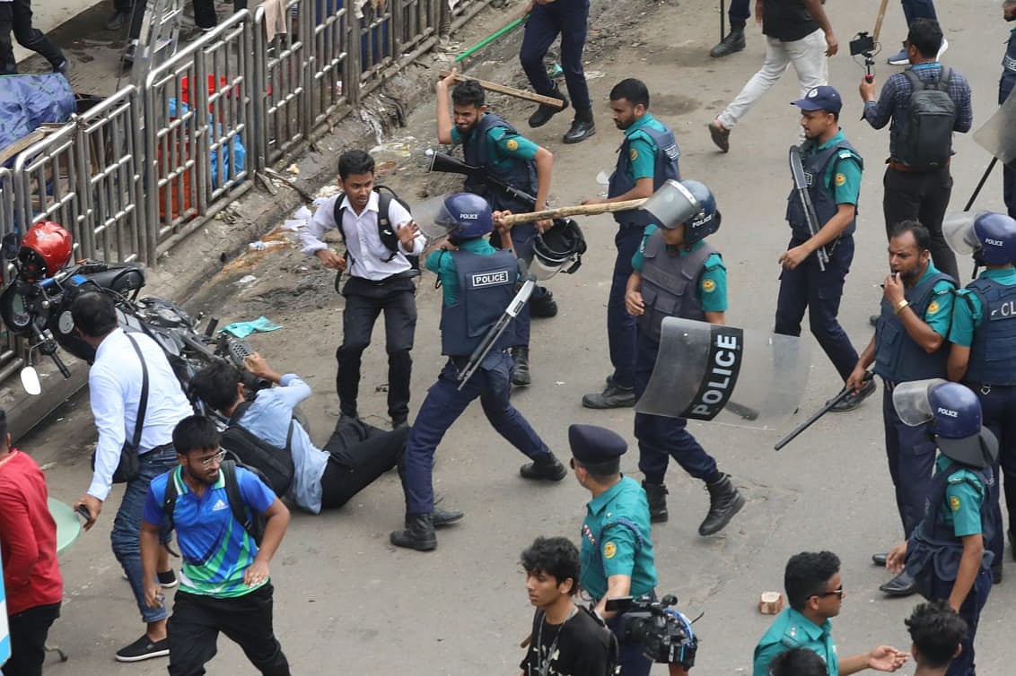 Police charge batons as students of Dhaka College and Dhaka City College locked in clashes again on 22 April 2025