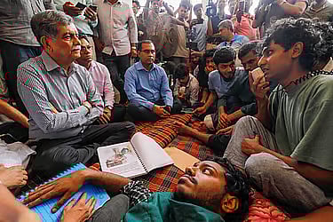 Education adviser CR Abrar speaks to the protesters on the KUET campus on 23 April, 2025