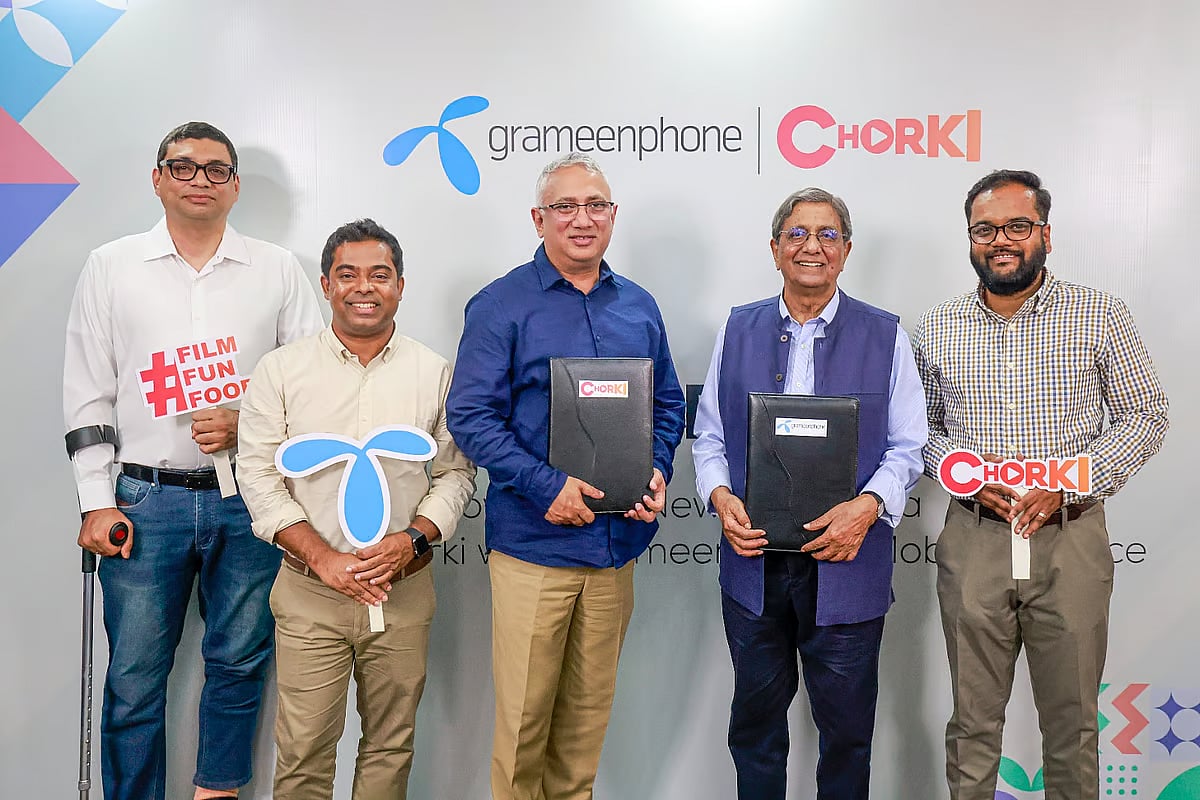 (From left) head of global business Kazi Hamidur Rahman, Chorki CEO Redoan Rony, Grameenphone CEO Yasir Azman, Prothom Alo editor Matiur Rahman and Grameenphone chief product officer Solaiman Alam at a ceremony of contract signing between Chorki and Grameenphone at the Prothom Alo office in Karwan Bazar area of Dhaka on 5 May 2025.