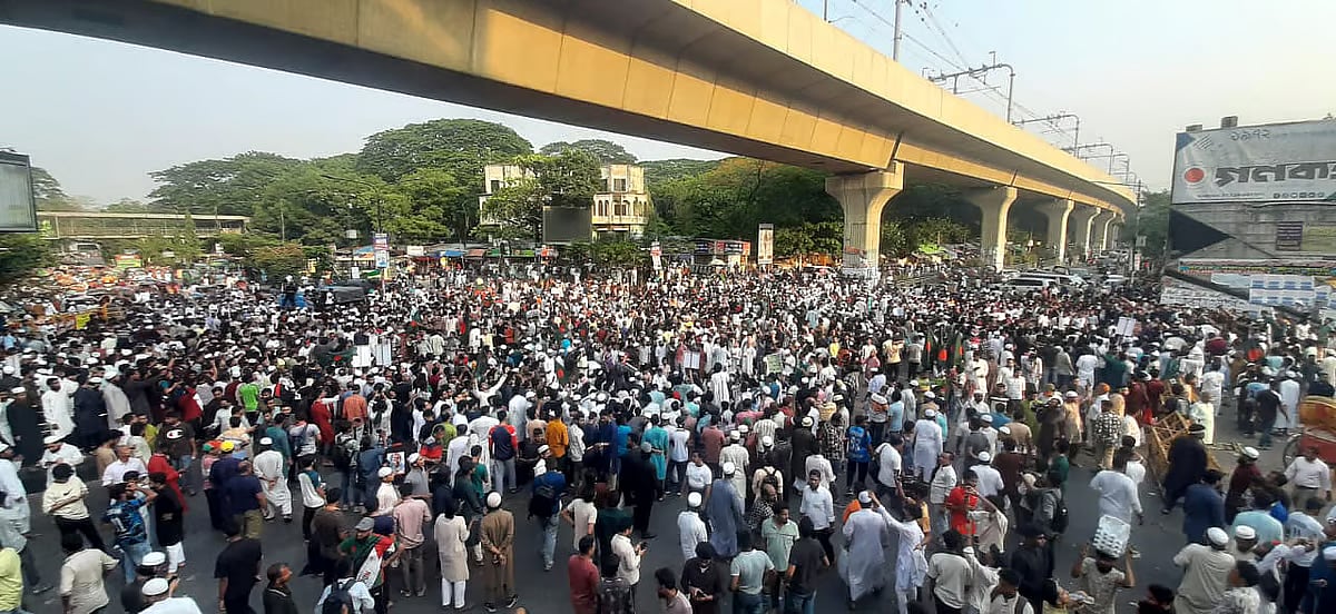 Protesters blocks the capital's Shahbagh intersection on 9 mat 2025, demanding the ban of Awami League.