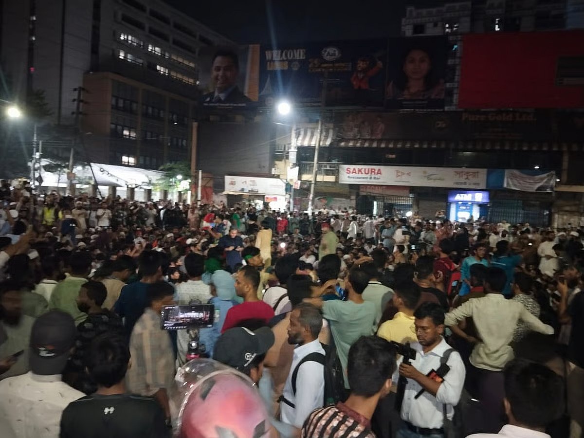 Protesters moved to the intersection in front of InterContinental Hotel at around 8:30pm