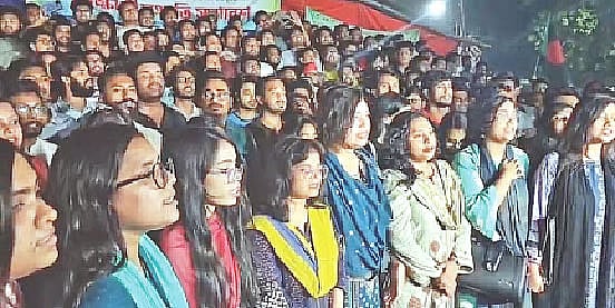 Dhaka University students and the leaders and activists of various organisations active on the campus took part in the performance protesting against the reported incident of insulting the national anthem earlier this week.