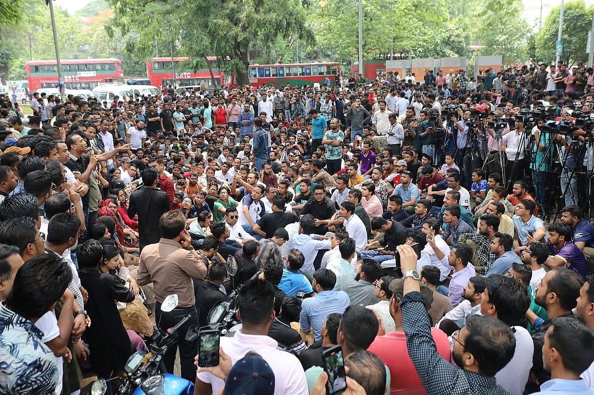 Activists of Jatiyatabadi Chhatra Dal staged sit-in in front of DU VC's residence demanding trial of Shahriar Alam's killers on 15 May.
