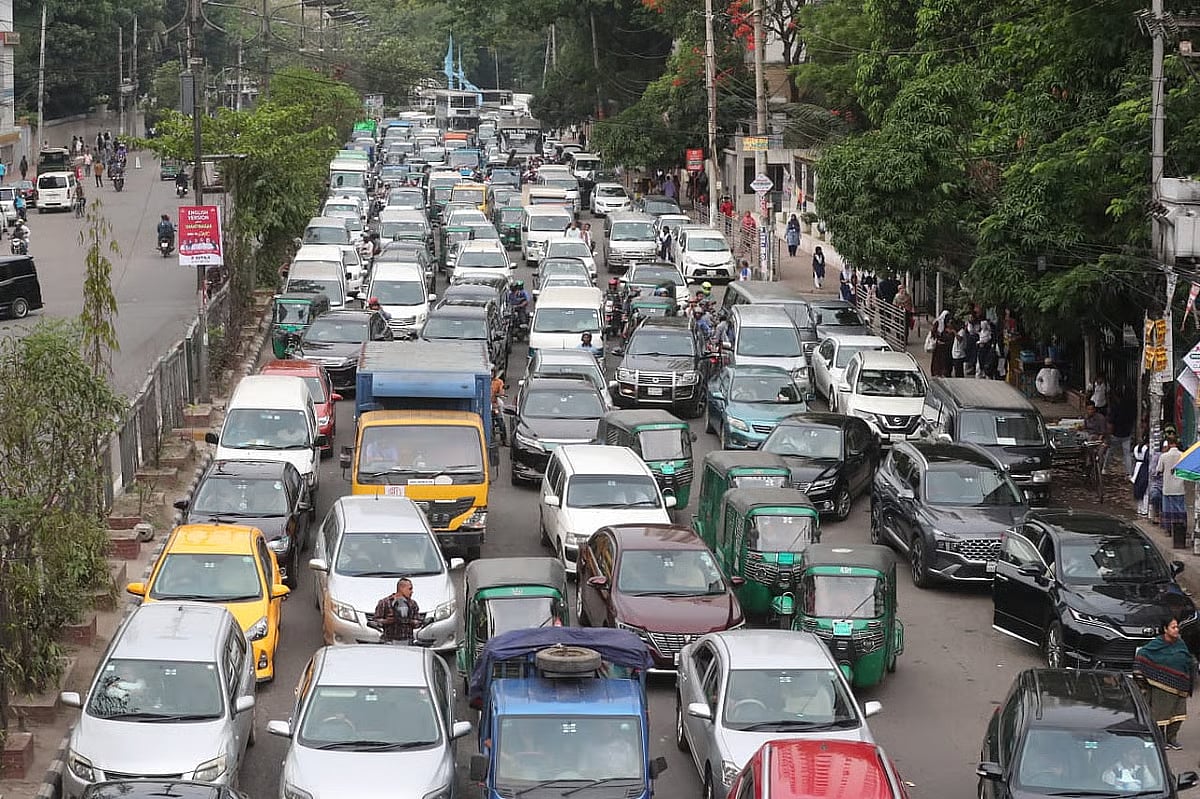 Severe traffic congestion due to road blockade by Jagannath University students in Dhaka on 15 May  2025.