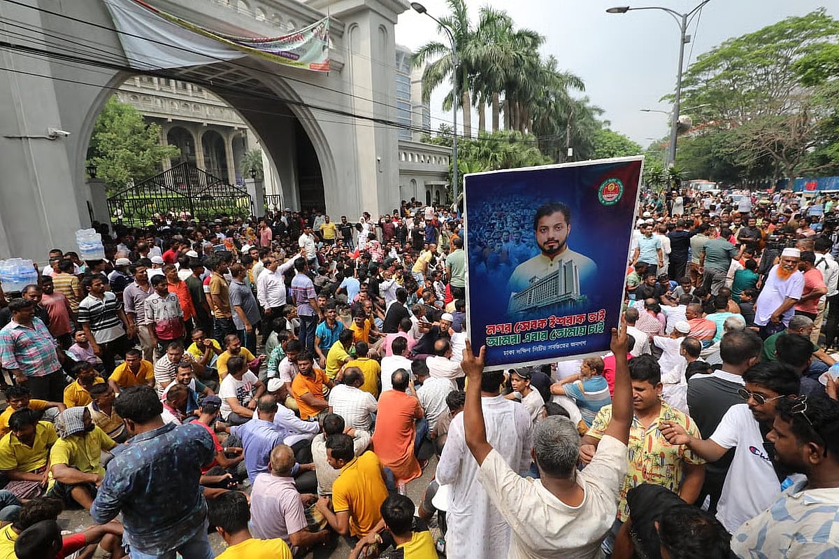 People on 15 May 2025 take position on the Nagar Bhaban premises on demanding of installing Ishraque Hossain as mayor of Dhaka South City Corporation
