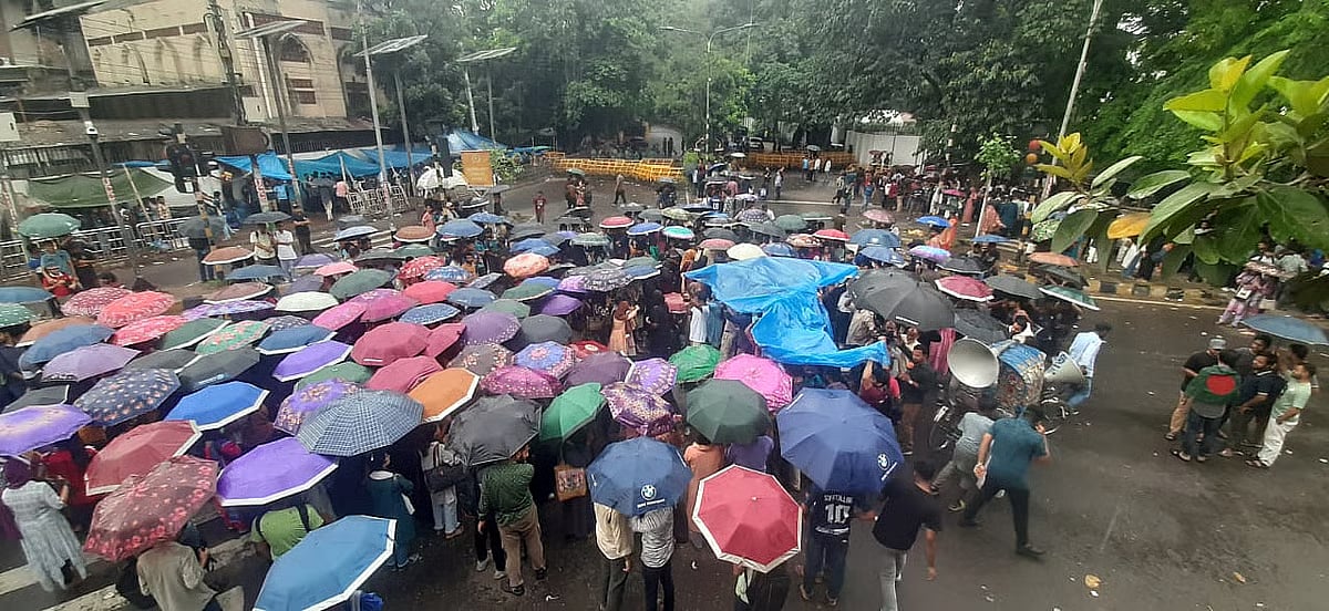Protesters from Jagannath University gather at Kakrail intersection amidst rain around 12:30 pm on 15 May 2025.