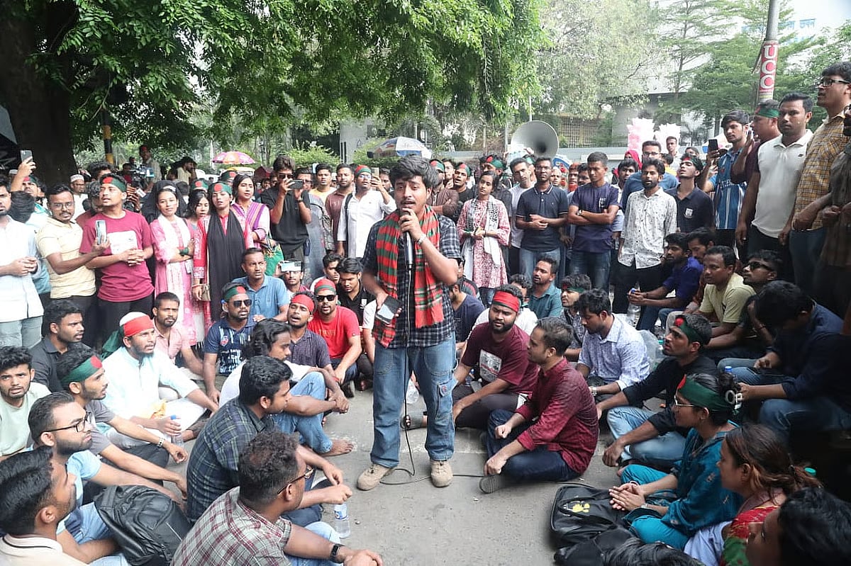 Students of Jagannath University (JnU) carry out their rally with a three-point demand at Kakrail intersection in Dhaka. Photo taken on 16 May 2025.