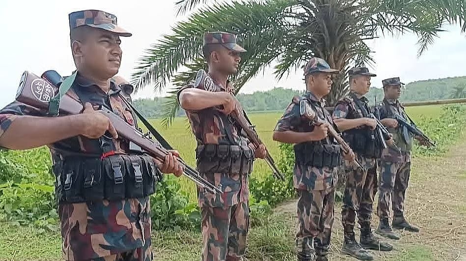 BGB members stand on guard along the Bangladesh-India border
