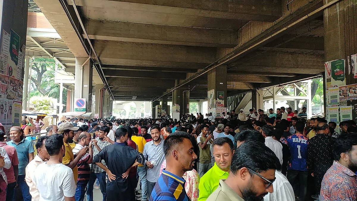 The DSCC officials demonstrate in front of the Nagar Bhaban demanding Ishraque Hossain as the DSCC mayor.