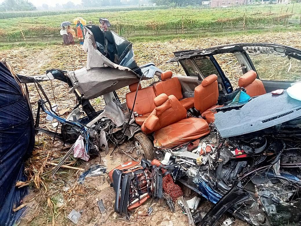 Four people were killed and two others were injured in a head-on collision between a truck and a microbus at Bengpukur area in Birganj upazila of Dinajpur early on 19 May 2025.