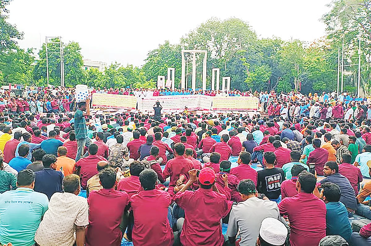 The employees of the Palli Biddut Samity demonstrate at the Central Shaheed Minar on 26 May 2025