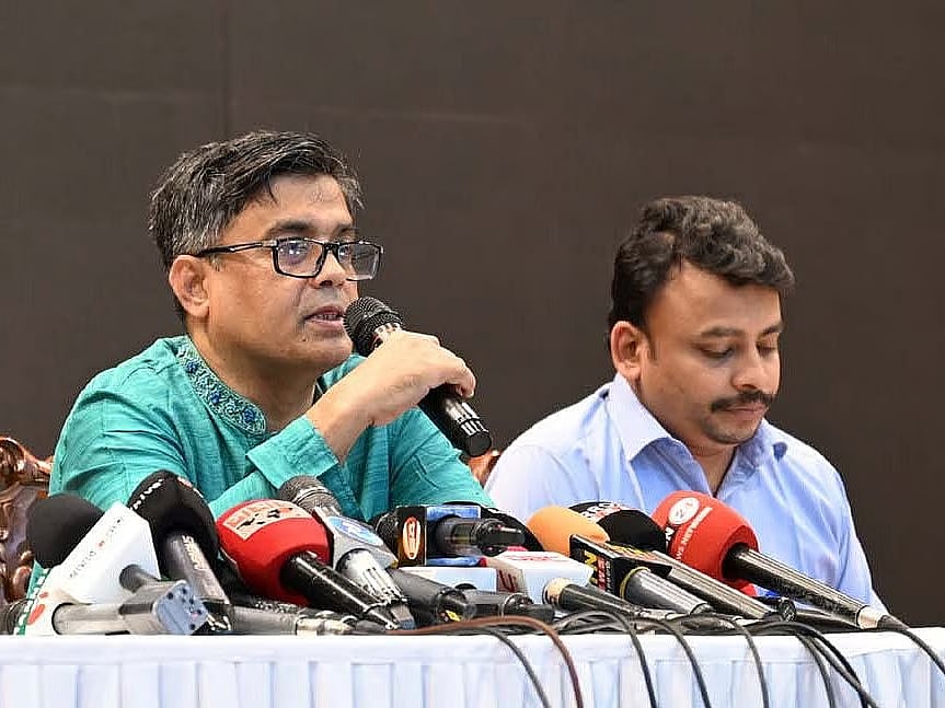 Chief Adviser's Press Secretary Shafiqul Alam speaks at a briefing on 4 June.