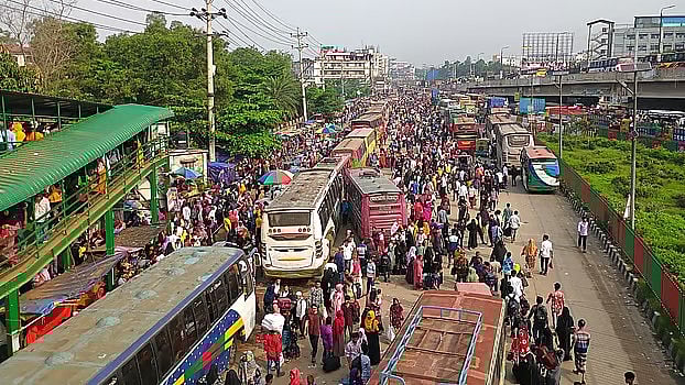 Crowd of homebound people at the Chandra intersection this morning