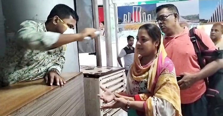 Authorities have intensified the screening of people returning from India through Benapole land port in a bid to prevent the spread of a new variant of Covid-19.