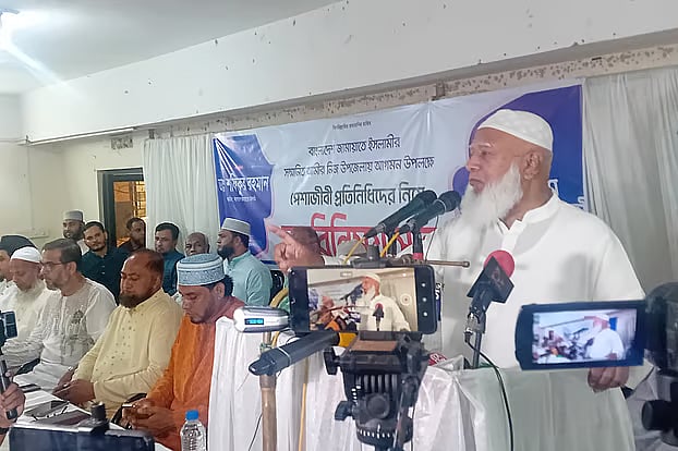 As the chief guest, Jamaat-e-Islami Ameer Shafiqur Rahman is addressing a discussion meeting with professional representatives. The event was held on Sunday afternoon at the Kulaura Municipality auditorium in Moulvibazar.