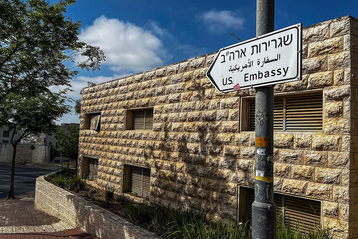 A road sign shows the way towards the US embassy in Jerusalem on April 19, 2024. The US Embassy in Jerusalem said it will close until Friday and directed government employees to shelter in place as Israel and Iran battle each other.