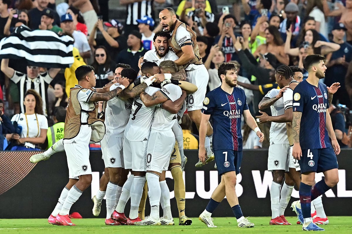 Botafogo players celebrate next to Paris Saint-Germain's Georgian forward #07 Khvicha Kvaratskhelia and Brazilian defender #04 Lucas Beraldo after winning the FIFA Club World Cup 2025 Group B football match between France's Paris Saint-Germain and Brazil's Botafogo at the Rose Bowl stadium in Los Angeles on 19 June 2025.