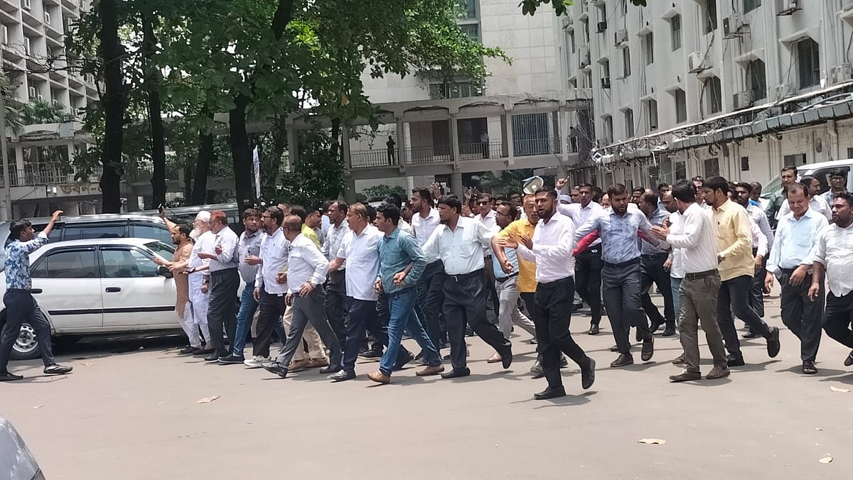 Employees at the Bangladesh Secretariat demonstrate on 22 June 2025 demanding the repeal of the Public Service (Amendment) Ordinance, 2025.