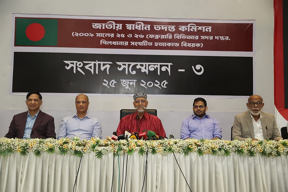 Major General (retd) ALM Fazlur Rahman, the Chairperson of National Independent Investigation Commission on BDR Carnage, speaks at a press conference on 25 June.