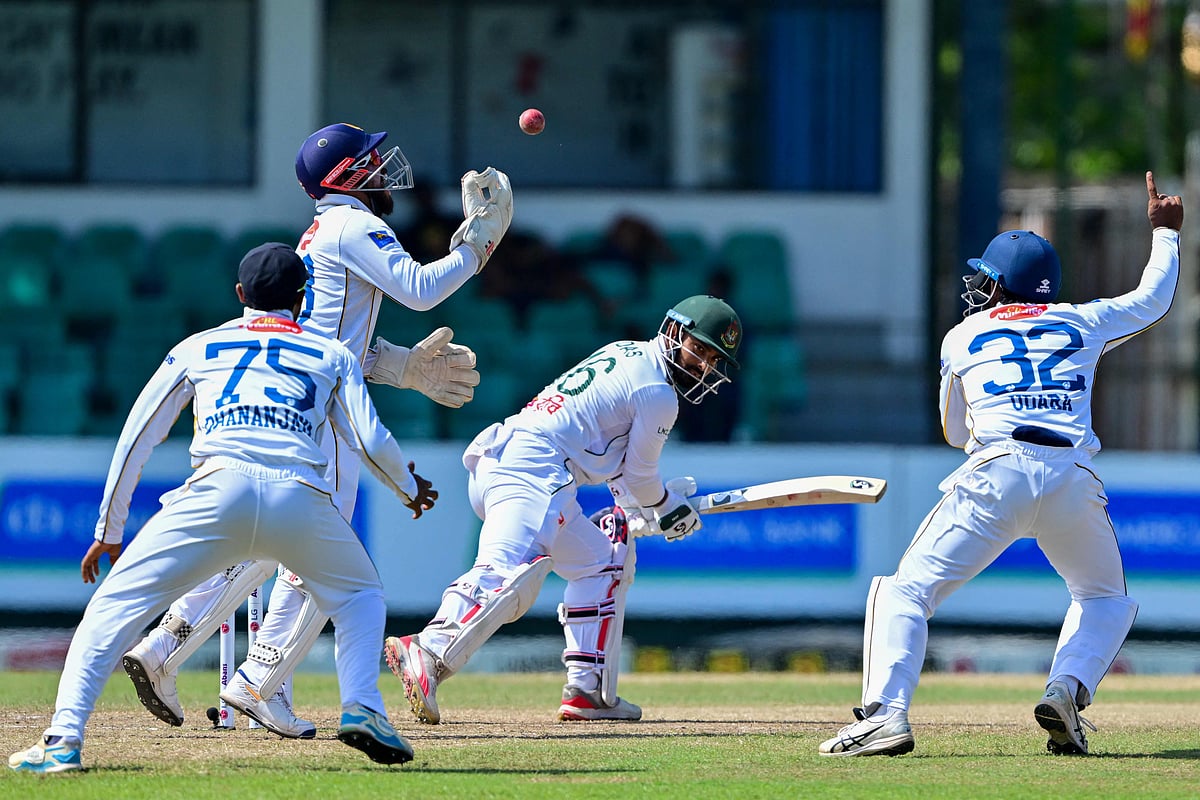 : Sri Lanka's Kusal Mendis (2L) takes a catch to dismiss Bangladesh's Litton Das (2R) during fourth day of the second Test cricket match between Sri Lanka and Bangladesh at the Sinhalese Sports Club (SSC) in Colombo on 28 June, 2025