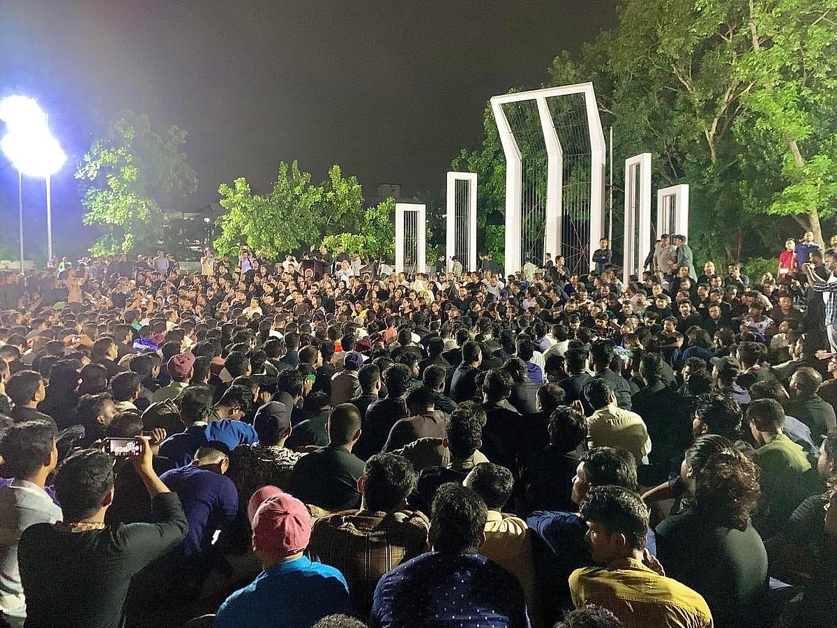 Bangladesh Jatiyatabadi Chhatra Dal has lit candles and sang the national anthem on the central Shaheed Minar premises after 12 midnight on Tuesday