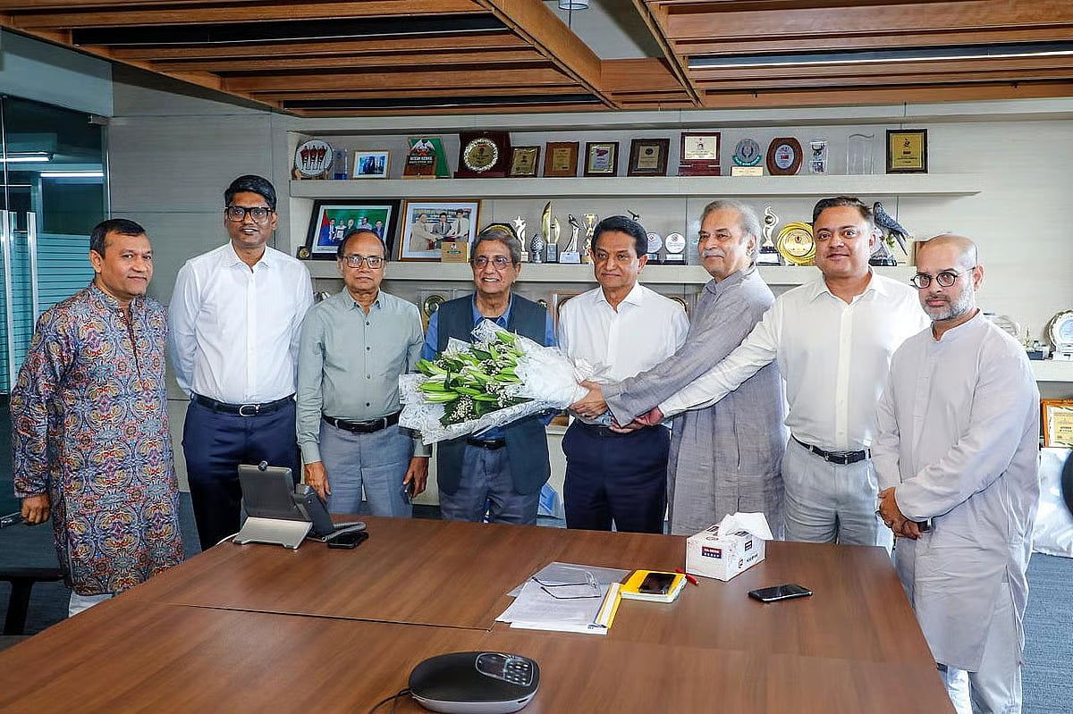The Newspaper Owners Association of Bangladesh (NOAB) felicitates Prothom Alo editor Matiur Rahman as the newspaper received the ‘INMA Global Media Award 2025’. AK Azad, Shahidullah Khan Badal, and others.