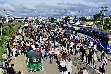 Protesters take position on the Chattogram-Cox’s Bazar highway near Patiya model mosque on 2 July, 2025.