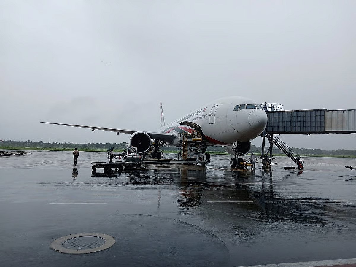 The Biman Bangladesh aircraft that was stranded on the runway of Chattogram's Shah Amanat International Airport.