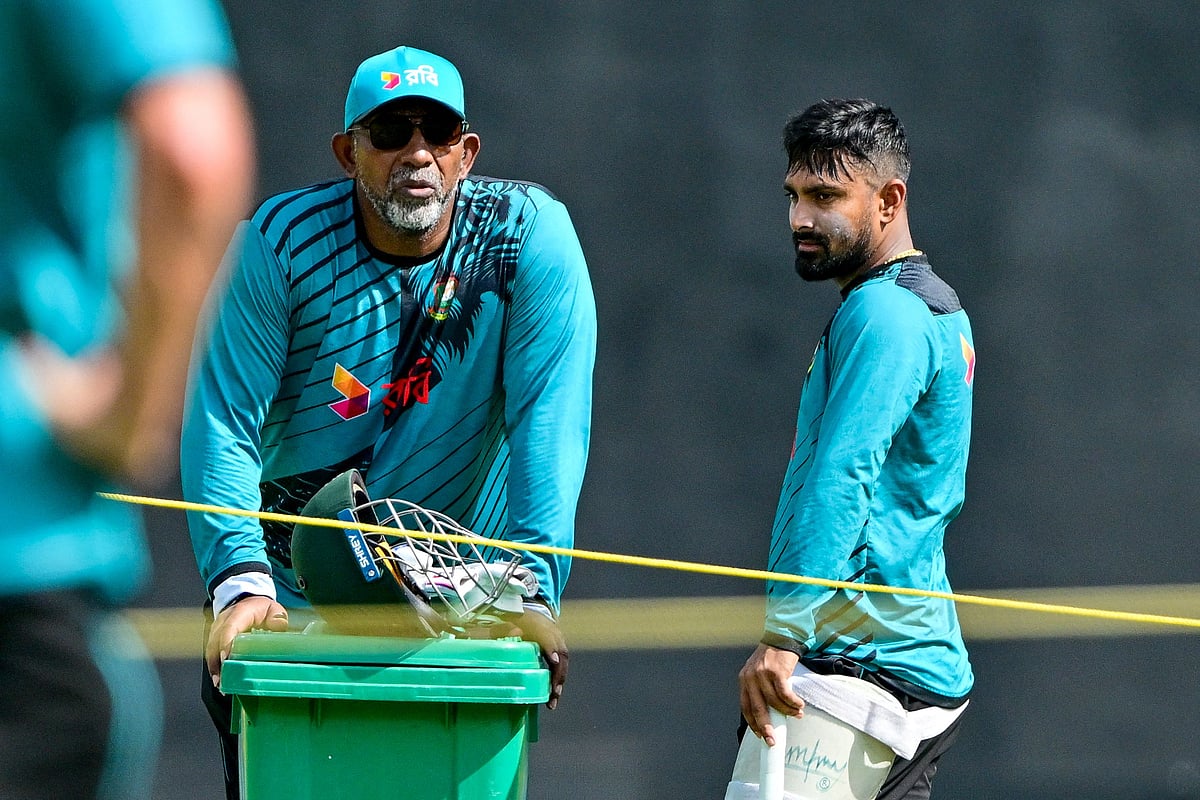 Bangladesh's head coach Phil Simmons (L) and captain Litton Das speak during a practice session on the eve of the third and final Twenty20 international cricket match against Sri Lanka at the R. Premadasa International Cricket Stadium in Colombo on July 15, 2025