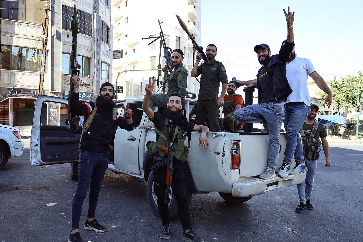 Syrian Druze fighters pose for a photographe after Syrian government forces pulled out of the southern Sweida governorate, on 17 July, 2025.