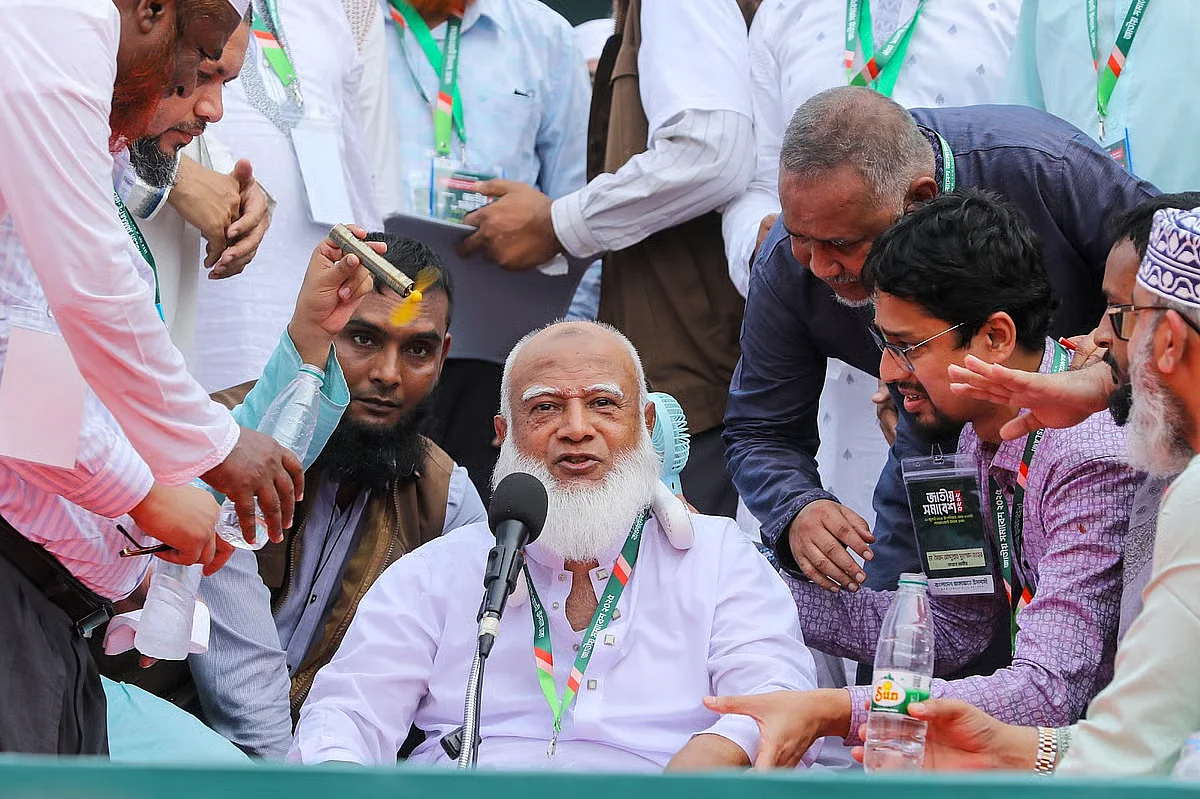 Jamaat-e-Islami Ameer Shafiqur Rahman delivers his speech sitting on the stage after he had collapsed during party's 'national rally' in Suhrawardy Uddyan on 19 Jule. 