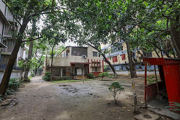 One-storey and two-storey beautiful houses of the British and Pakistan era still stand on Wari's Larmini Street. A two-and-a-half storey house with trees, shrubbery and a large backyard