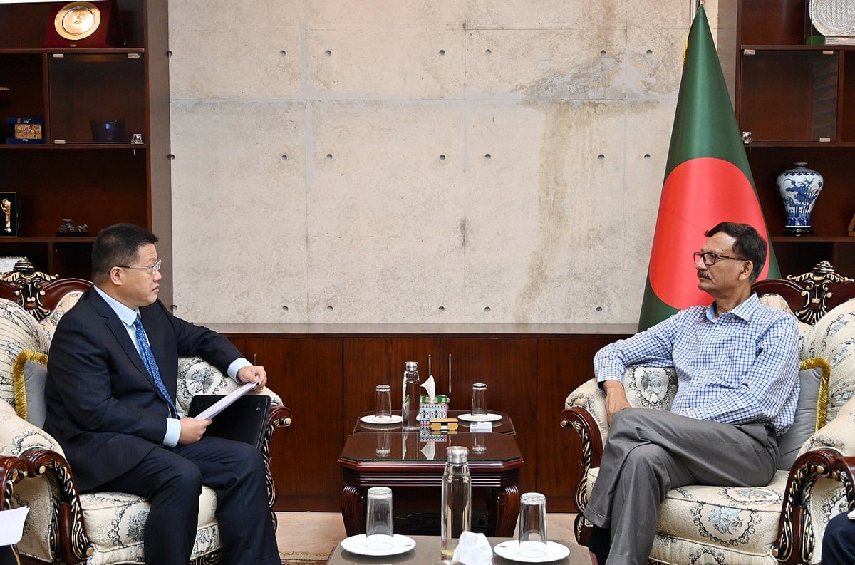 Chinese Ambassador to Bangladesh Yao Wen on Monday met with Foreign Affairs Adviser Md Touhid Hossain at the foreign ministry in Dhaka.