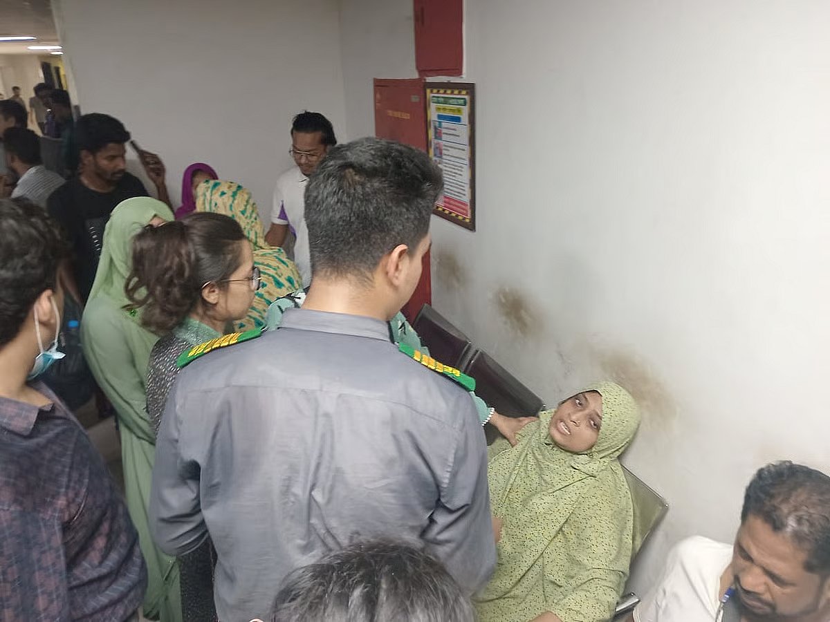 Mother Yasmin Akhter cried for her daughter at the balcony of National Institute of Burn and Plastic Surgery.