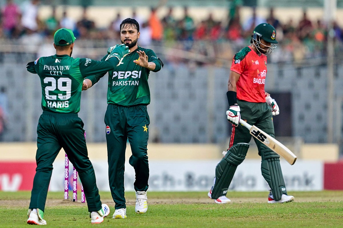 Pakistan’s Faheem Ashraf (C) celebrates with wicketkeeper Mohammad Haris (L) after taking the wicket of Bangladesh's Mohammad Naim during the second Twenty20 international cricket match between Bangladesh and Pakistan at the Sher-e-Bangla National Cricket Stadium in Dhaka on 22 July 2025.
