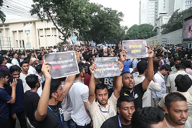 HSC examinees protest in front of secretariat