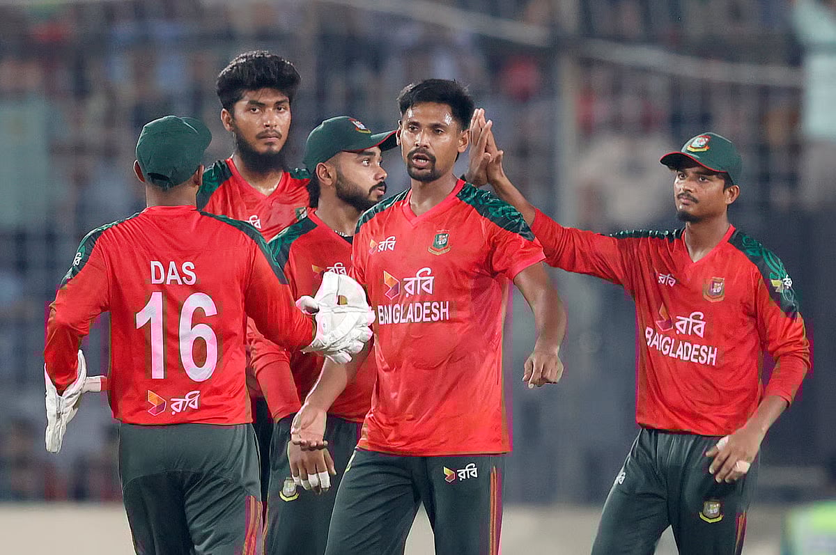 Mustafizur celebrate a wicket with teammates in the first T20I against Pakistan. He was unplayable in the game on 20 July 2025