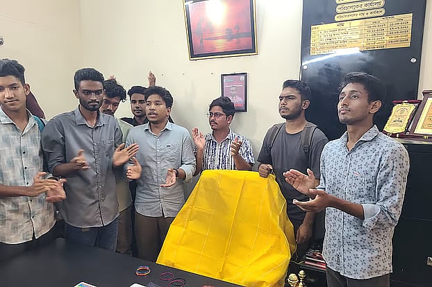 At Begum Rokeya University in Rangpur, a few students left sarees and bangles at the proctor’s office as part of a symbolic protest demanding an end to factional politics. The demonstration took place on 20 July afternoon.