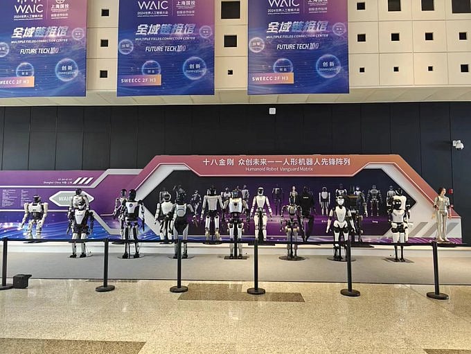 The humanoid robot formation realised the cooperative control of 18 robots with different technical architectures, among which the full-size open-source public edition robot “Qinglong”