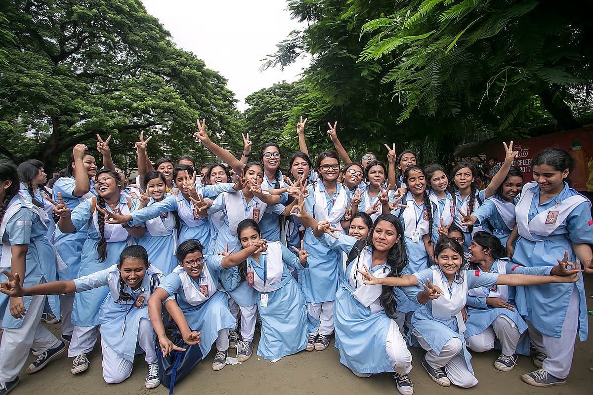 Students of Viqarunnisa School and College