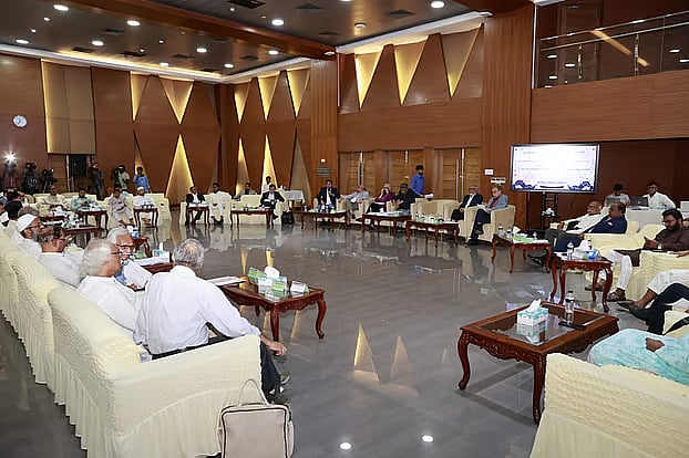 The 21st day of the second phase of the National Consensus Commission dialogue was held at the Foreign Service Academy in the capital on Tuesday morning.