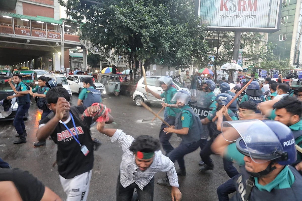 Police charge batons on the 'July Fighters' and 'Actual July Fighters' at Shahbagh intersection on 1 August 2025
