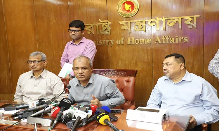 Home Adviser Lt. Gen. (retd.) Md Jahangir Alam Chowdhury addresses a media conference at Home Ministry on 6 AUgust 2025