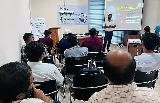 Mindshaper expert Rokonuzzaman Rupon taking class