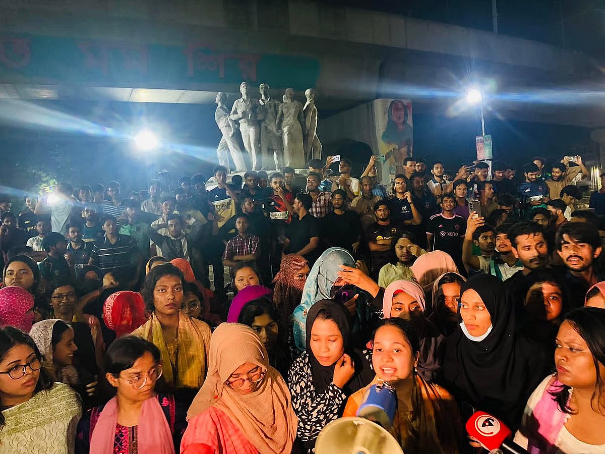 Students from various halls at Dhaka University (DU) demonstrate in the wee hours of 10 August 2025, protesting the announcement of Jatiyatabadi Chhatra Dal's committees in the halls.