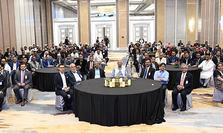 Chief Adviser Professor Muhammad Yunus exchanges views with expatriate Bangladeshis at a hotel in Kuala Lumpur, Malaysia on 12 August 2025.