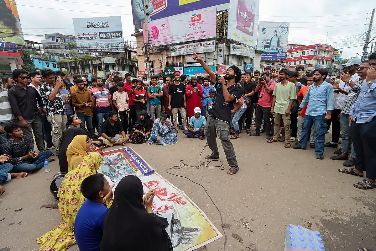 Demonstrators block highway in Barishal demanding health sector reforms on 13 August