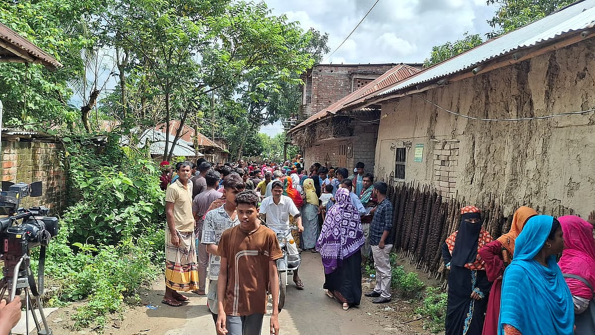 Locals gather after hearing news of four members of the same family being found dead in Rajshahi’s Bamunshikar area of Paba upazila on 15 August 2025.
